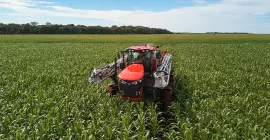 Самоходный опрыскиватель Stronger HD в поле