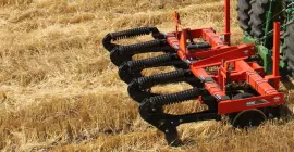 Вид сбоку на навесной линейный рыхлитель 4830 работа в поле