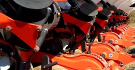 При давлении на почву 120 кг высевающий аппарат KOSMA фиксируется в почве