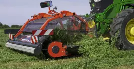 Фронтальный ленточный валкообразователь MERGE MAXX 440 F на работе в поле