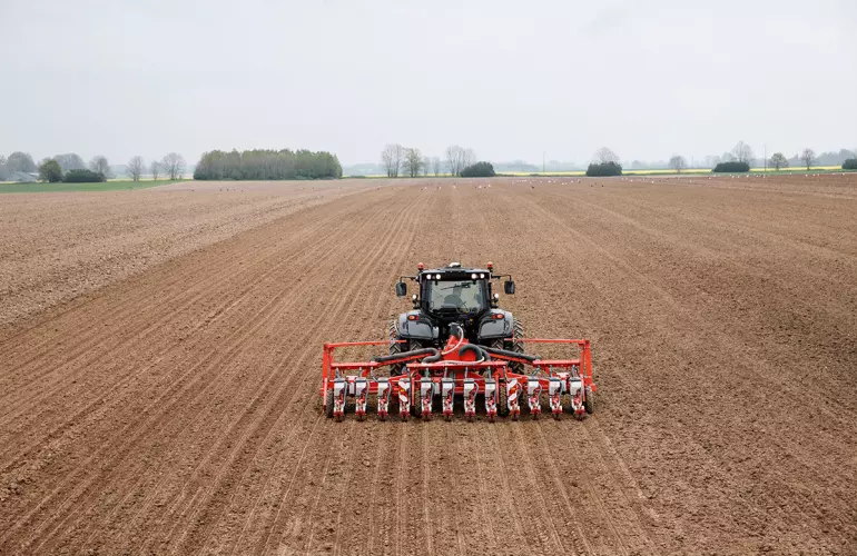 Vue le semoir PLANTER 3 de chez KUHN en action