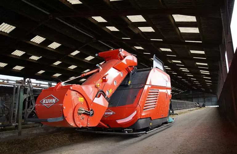 Self-propelled autonomous mixer AURA distributing to livestock