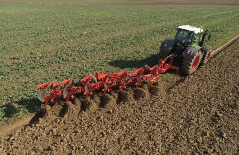 semi-mounted reversible plough vari-leader working in the field