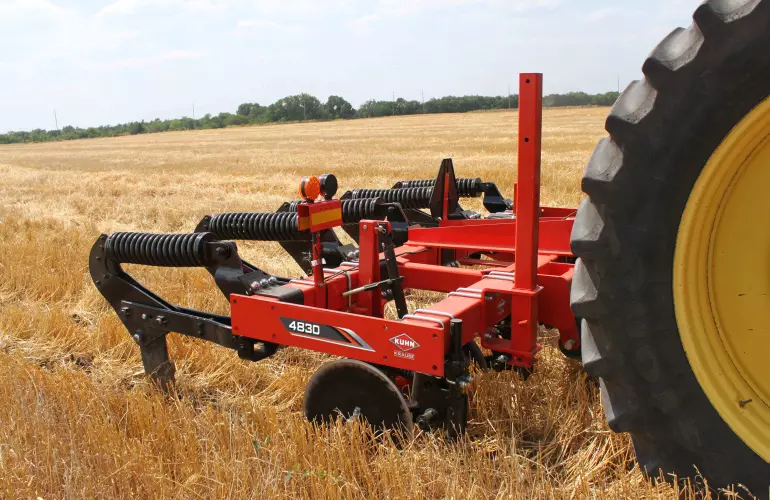 Вид сбоку на навесной линейный рыхлитель 4830 работа в поле