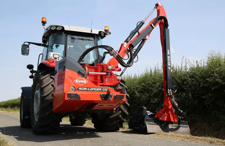 Положение для транспортировки машины для подрезки кустов и травы KUHN AGRI-LONGER GII с защитой рукояти, установленной на шарнирной опоре