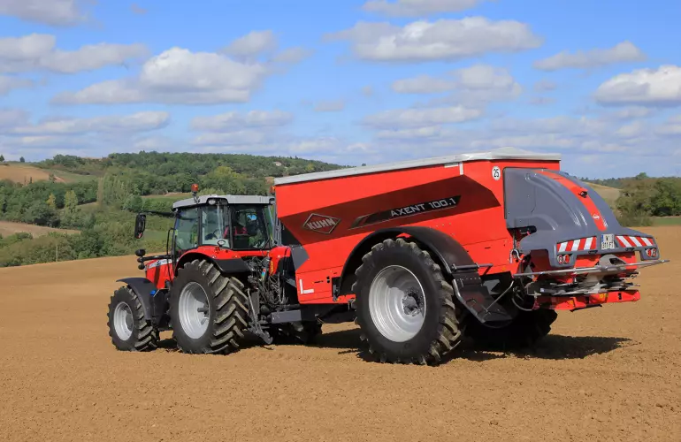 Разбрасыватель удобрений AXENT в работе в поле