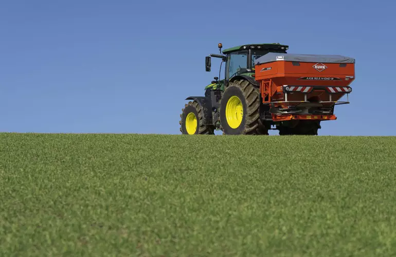 Разбрасыватель удобрений AXIS 40.2 H-EMC-W в работе