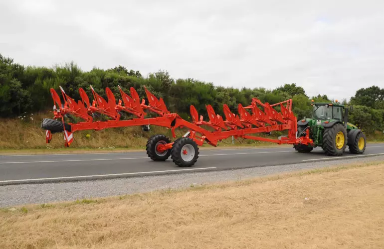 Изображение полунавесной плуга линейки CHALLENGER во время транспортировки