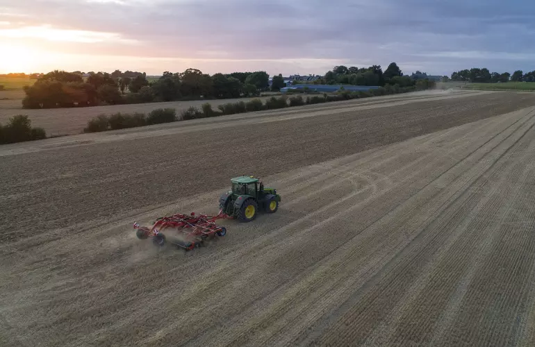 Как и CULTIMER L 300, модельный ряд CULTIMER M предлагает однородную смесь почвы и соломы