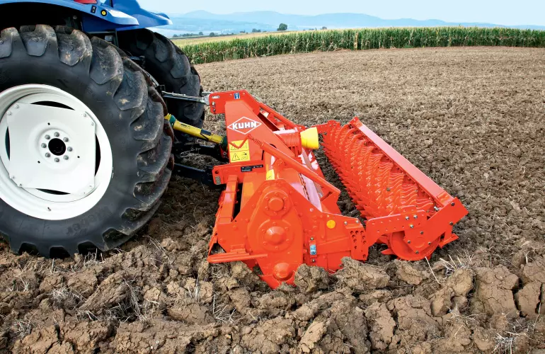 Моторная почвофреза EL 122 в работе