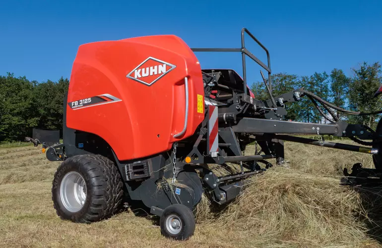 Прием урожая стационарным рулонным пресс-подборщиком KUHN FB 3125