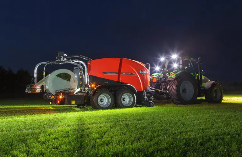 FBP 3135 осуществляет трехмерную упаковку тюка в темноте благодаря лампам рабочего освещения