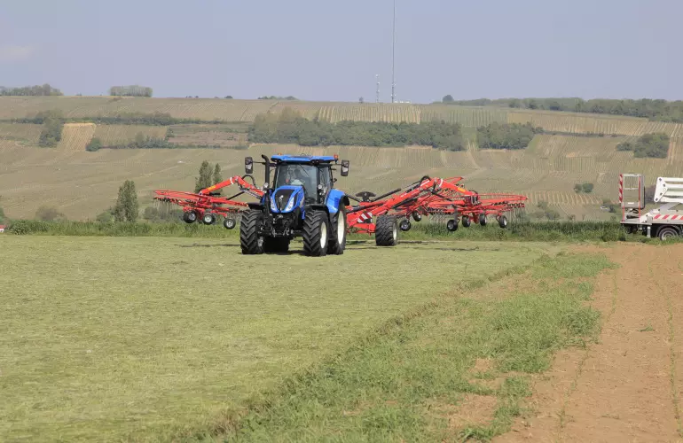 Ротационные грабли серии GA в работе на лугу