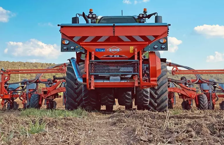 Пневматическая сеялка точного высева MAXIMA 3 в работе