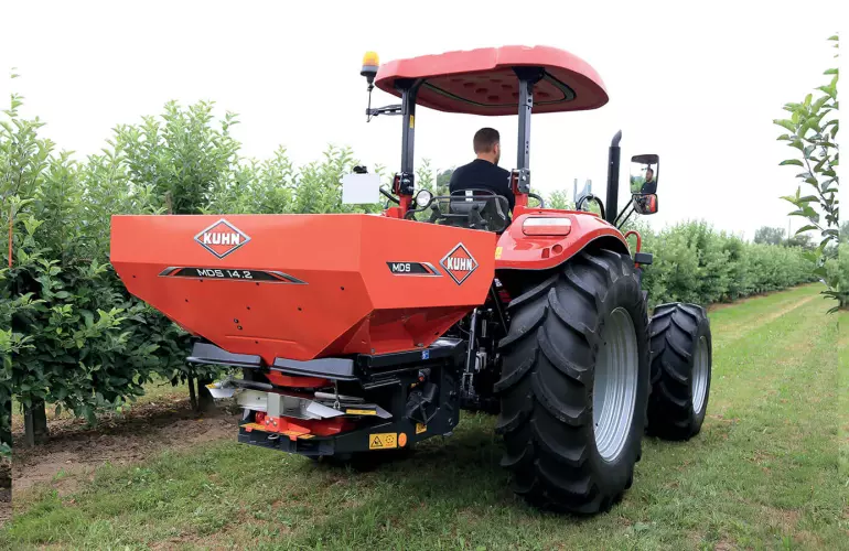 Разбрасыватель удобрений MDS 14.2 на дороге