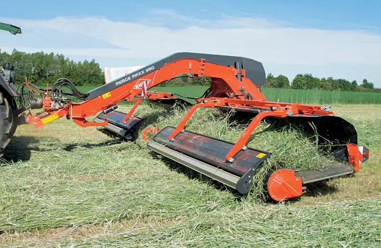 Ленточный валкообразователь MERGE MAXX 950 в работе на поле