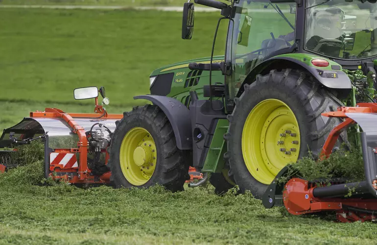 Фронтальный ленточный валокообразователь MERGE MAXX 440 F в сочетании с MERGE MAXX 950 на работе в поле