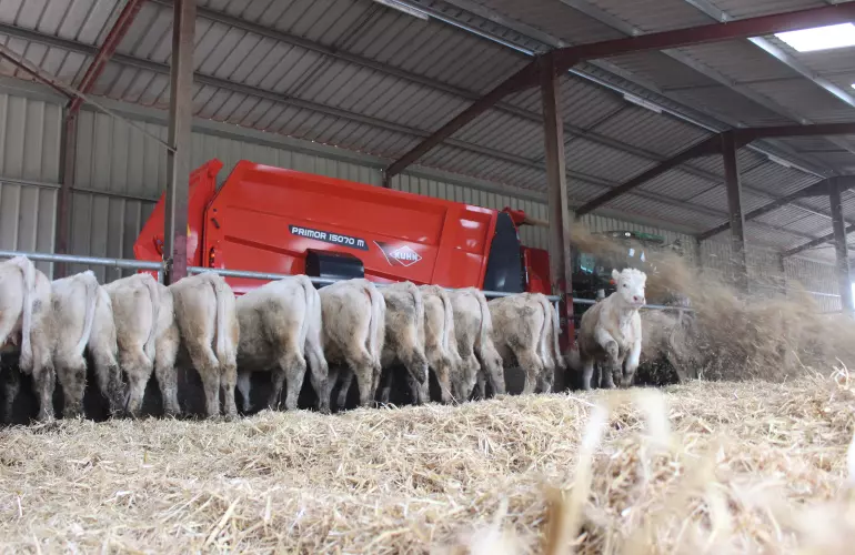 KUHN PRIMOR 15070 М в режиме выдувания соломы