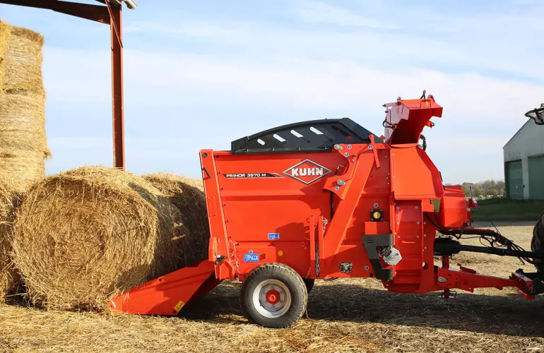 KUHN PRIMOR 3570 M в режиме укладки соломы