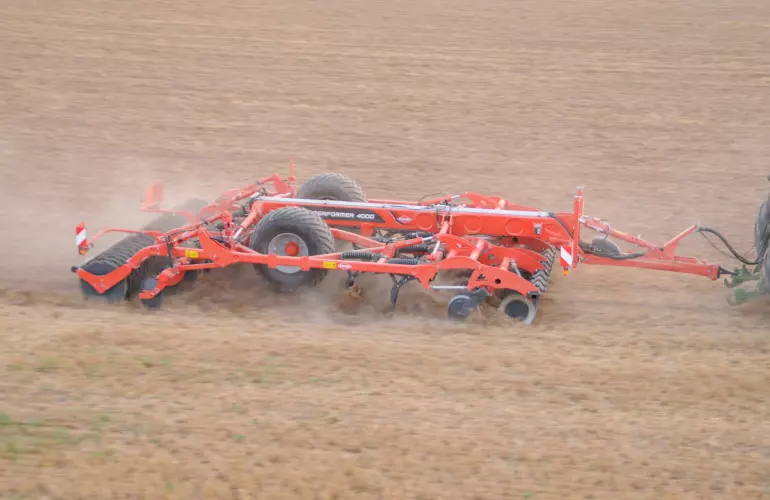 Культиваторы PERFORMER 400 выполняют несколько операций по принципу «За один проход» и оснащены дисками, стойками и катком
