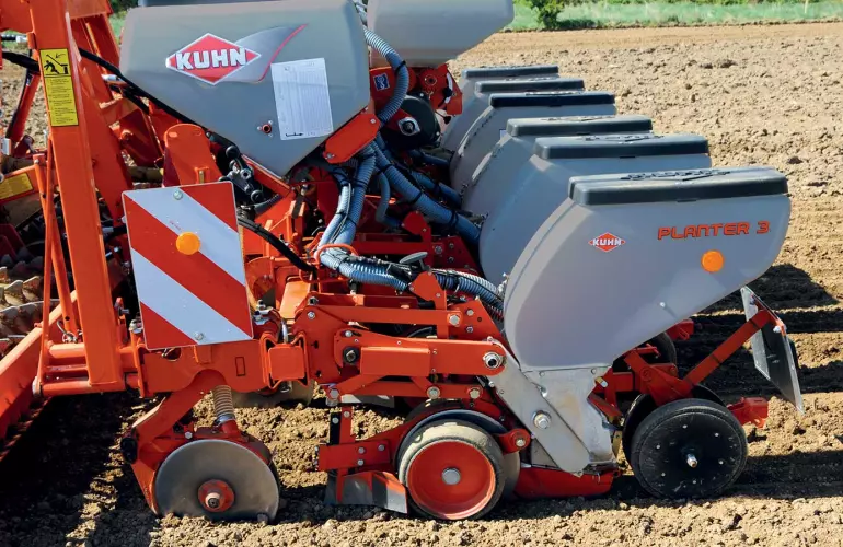 Vista laterale di una PLANTER 3 al lavoro con dischi di apertura
