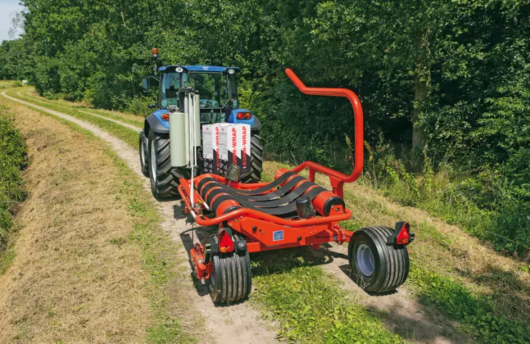 Модель RW 1610 в транспортном положении на дороге.