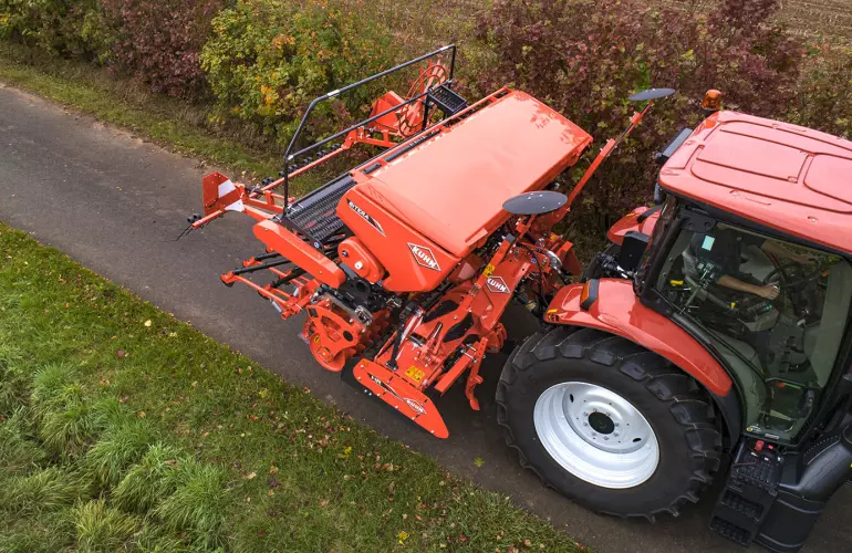 Good integration of the tractor-machine unit with the SITERA 3030 e integrated mechanical seed drill.