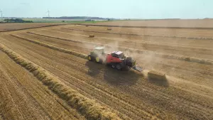 Пресс-подборщик SB 1290 iD при сборе соломы