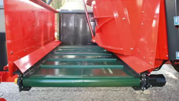 Cross conveyor for maximal visibility