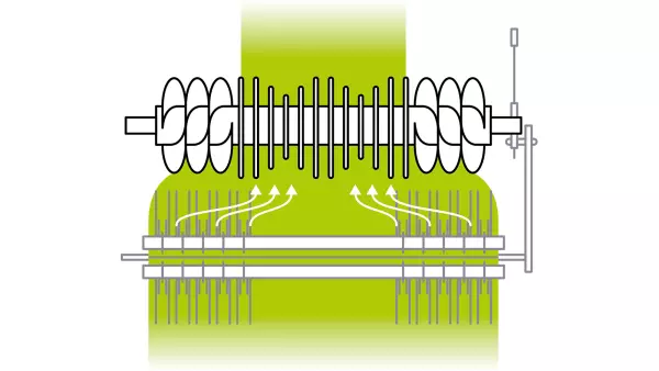 Небольшое расстояние между ротором и подбирающими зубьями обеспечивает равномерность поступления культур.