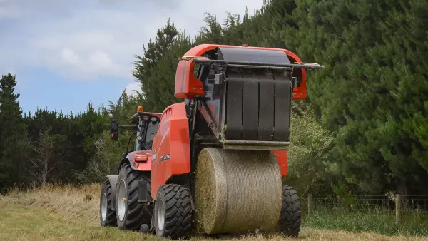 Обвязчик сетки с технологией активного растяжения обеспечивает плотную форму тюка с постоянным натяжением сетки.