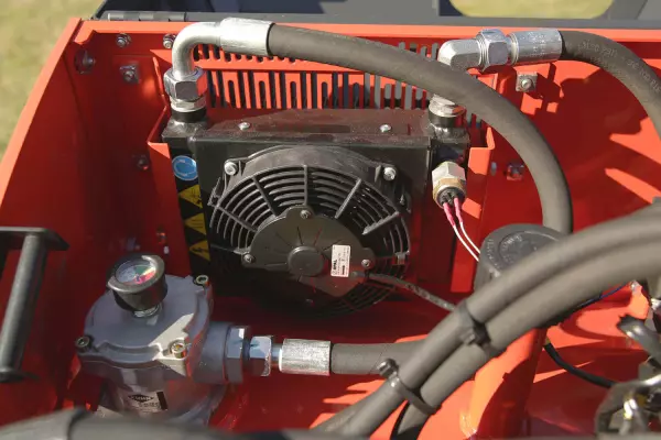 Машина для подрезки кустов и травы AGRI-LONGER GII с механической защитой в стандартной комплектации оснащена радиатором охлаждения с мощность 5 кВт, таким образом, машина может работать на протяжении всего дня без повреждения ее компонентов.