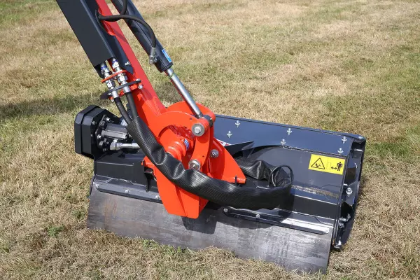 Машины для подрезки кустов и травы KUHN AGRI-LONGER GII оснащены 2 видами головок молотил с защитой рукояти, установленной на шарнирной опоре