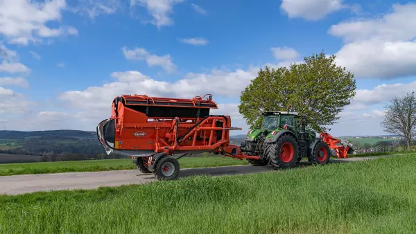 Косилка-плющилка FC 13460 RA при движении по дороге.