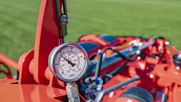 Подвеска LIFT-CONTROL и система безопасности NON-STOP защищают косилку от препятствий.