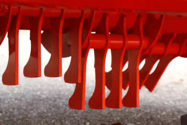 Использование плющильного аппарата DIGIDRY со стальными пальцами эффективно при срезе тяжелых, длинных или зрелых кормопродуктов, а также короткостебельных культур. 