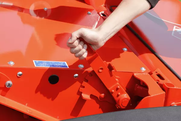 По достижении границы поля передняя часть косилки поднимается с помощью встроенного цилиндра.