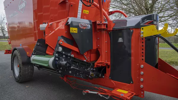 Конвейер FLEXILIFT поднимается и закрепляется в пазу корпуса смесителя-раздатчика PROFILE CL