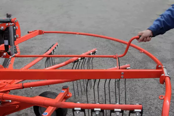 Валкообразователи GA 13031 остаются простыми в использовании: отдельная регулировка рабочей высоты осуществляется при помощи изогнутой рукоятки