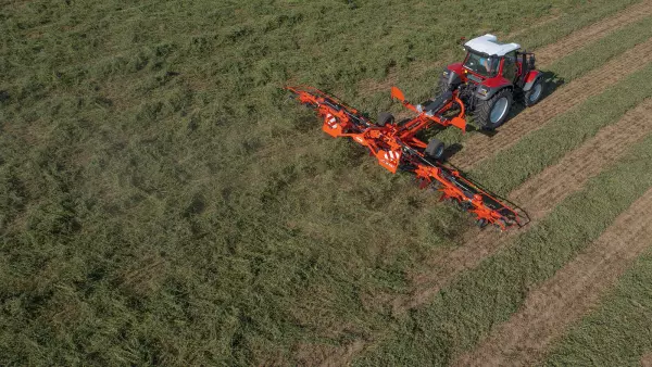 Ворошилка GF 8703 T в работе в поле