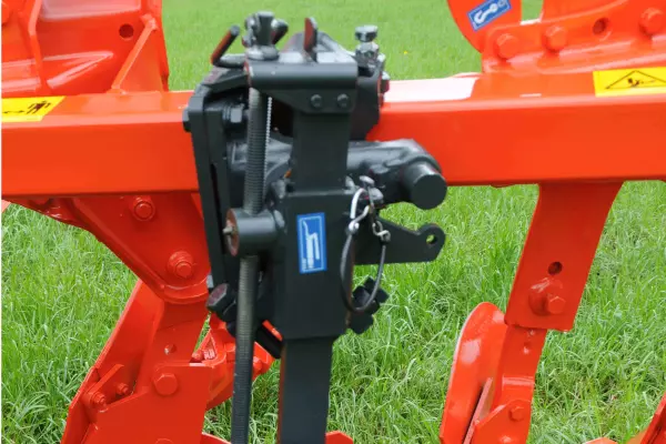 Оборотное колесо глубины с низким вылетом позволяет качественно вспахать весь участок.