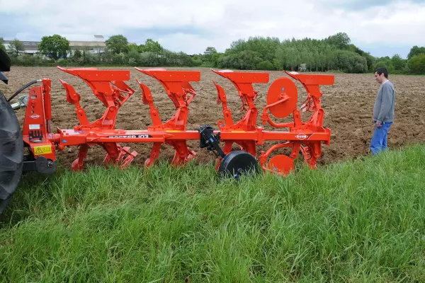 Доказанная надежность плуга MASTER 103 гарантирует качественную вспашку в любых условиях.