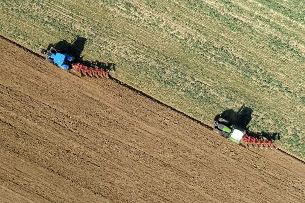 Плуги VARI-MASTER 123, 153 и 183 имеют систему регулировки ширины, интегрированную в раму