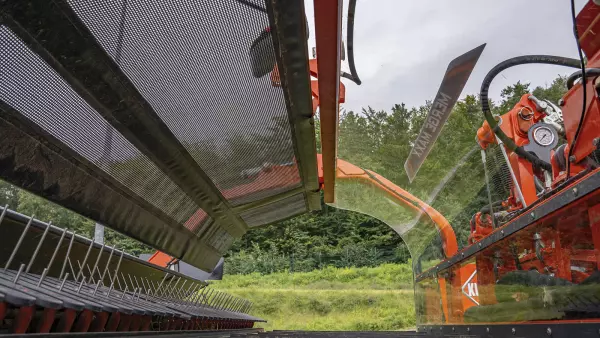 Дополнительное оборудование повышает удобство работы с валкообразователем MERGE MAXX 440 F.