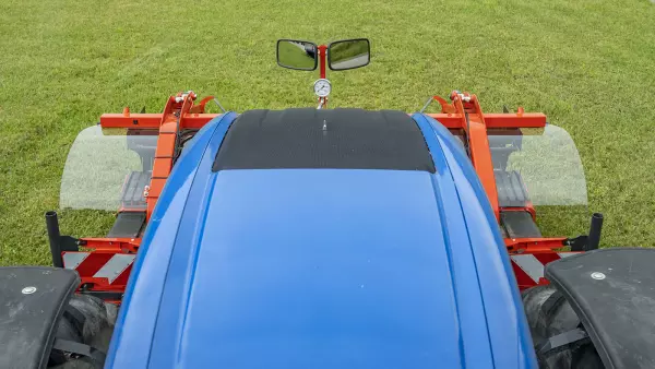 Упрощен контроль работы фронтального валкообразователя MERGE MAXX 440 F