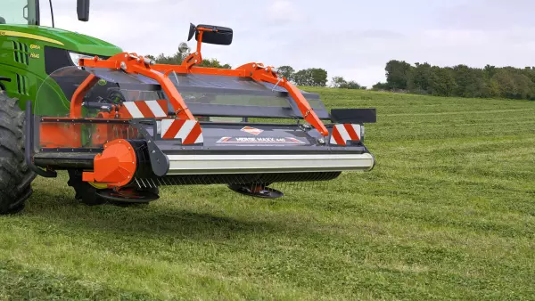 Вращающиеся башмаки валкообразователя MERGE MAXX 440F способствуют хорошему копированию рельефа.