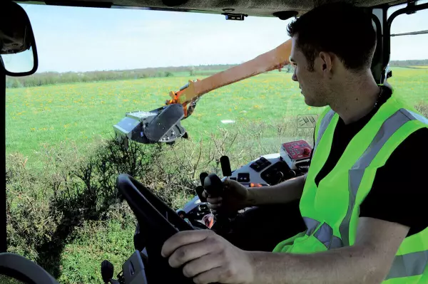 Модель машины для подрезки кустов и травы KUHN MULTI-LONGER GII 5557 SP: видимость и производительность