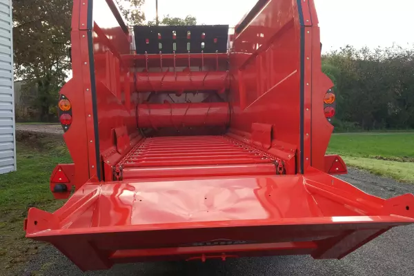 Подающий ротор выдувателя соломы и корма KUHN PRIMOR 15070 M для всех типов кормов обеспечивает эффективное распределение всех кормовых культур.