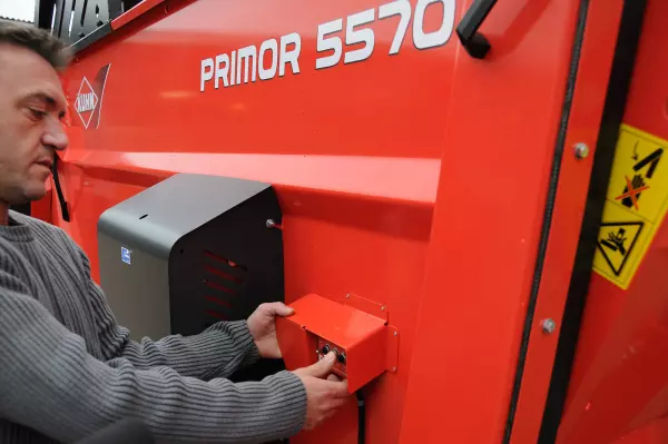 Двойное управление откидным бортом и конвейером, расположенное на левой задней части выдувателя-раздатчика соломы и кормов KUHN PRIMOR 5570 M