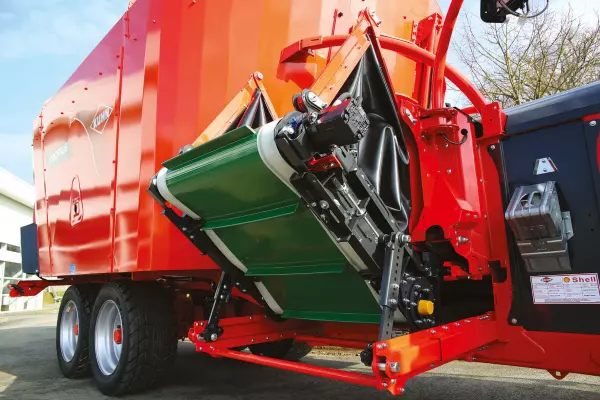 Конвейер FLEXILIFT поднимается и закрепляется в пазу корпуса смесителя-раздатчика PROFILE CL